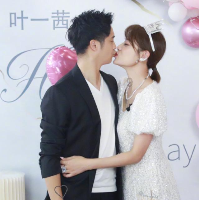 你们在玩神秘？隔壁汪星人挖洞钻篱笆 探出毛毛头凑热闹